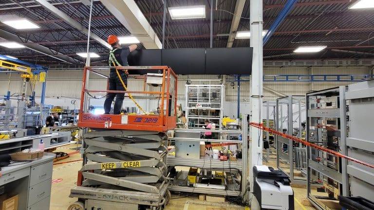 installation tv commercial dans une usine