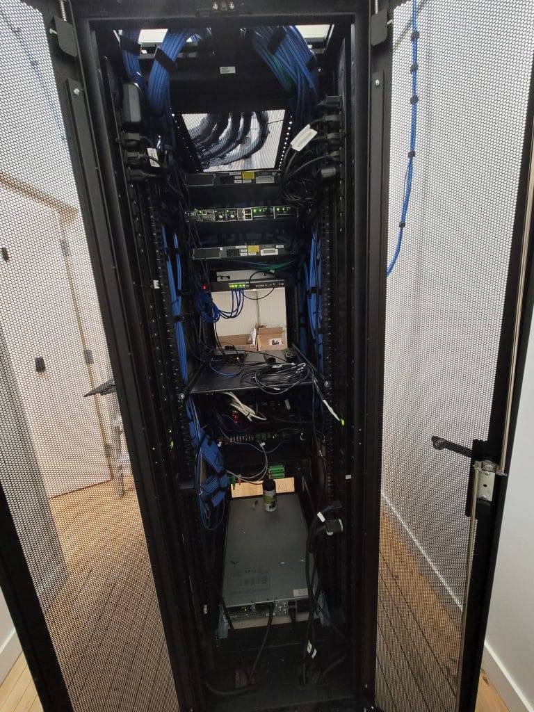 rangement de câble serveur